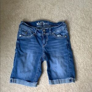 Wallflower women’s knee length jean shorts size 1